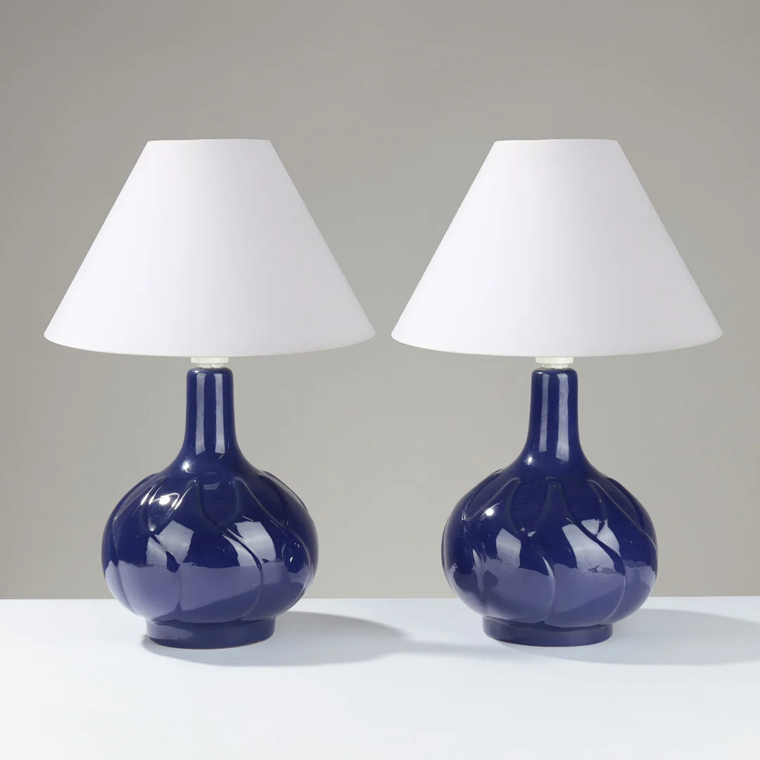 BJØRN KERAMIK. Par Bordlamper af blåglaseret keramik, eget værksted, Danmark, 1970'erne. (2). — Table Lamps — Palsgaard Kunstauktioner