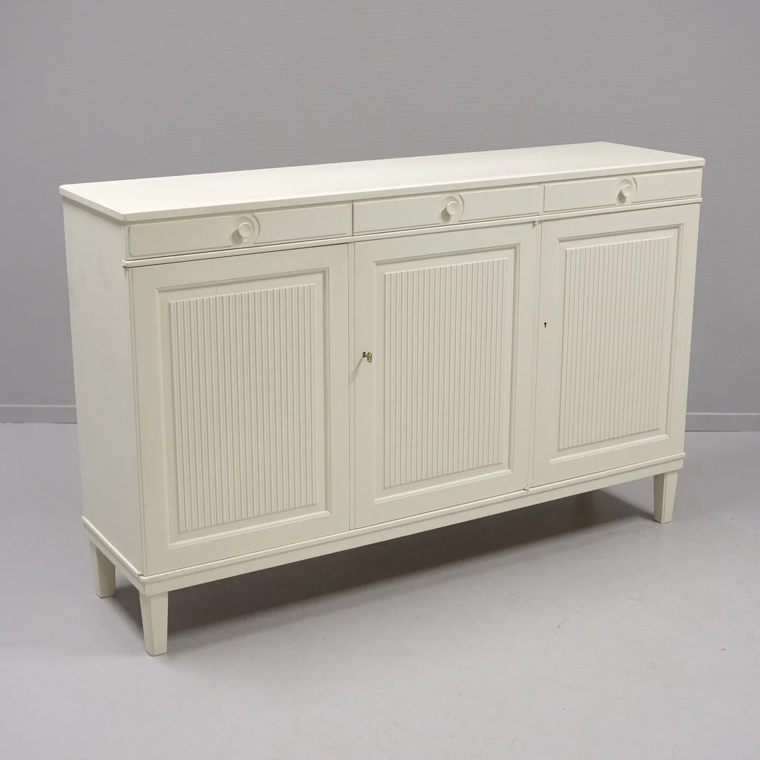 CARL MALMSTEN. SIDEBOARD, "HERRGÅRDEN", BODAFORS. — Chests of drawers — Björnssons Auktionskammare