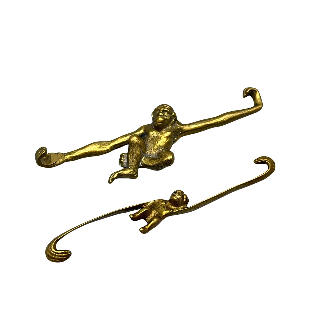 ZWEI DEKORATIVE AFFENHAKEN AUS MESSING, 1950ER/1960ER JAHRE. — Pewter, Brass & Copper — Auktionshaus Stuber's Hammerschlag