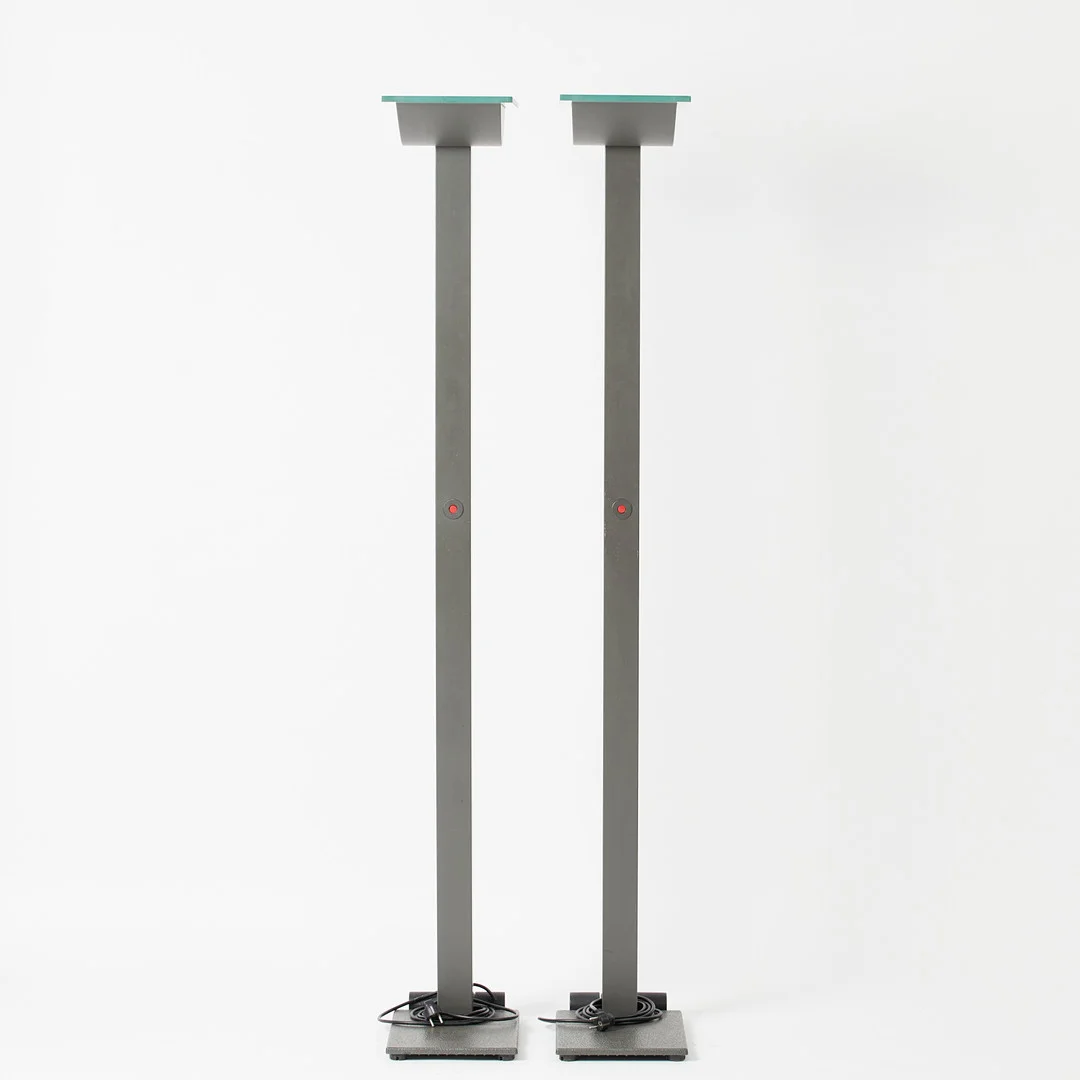 ETTORE SOTTSASS. Zumtobel. Paar Stehlampen / Deckenfluter, Modell 'ID-S', Stahl, Glas, Entwurf 1987, Österreich. (2). — Floor lights — Stockholms Auktionsverk Köln