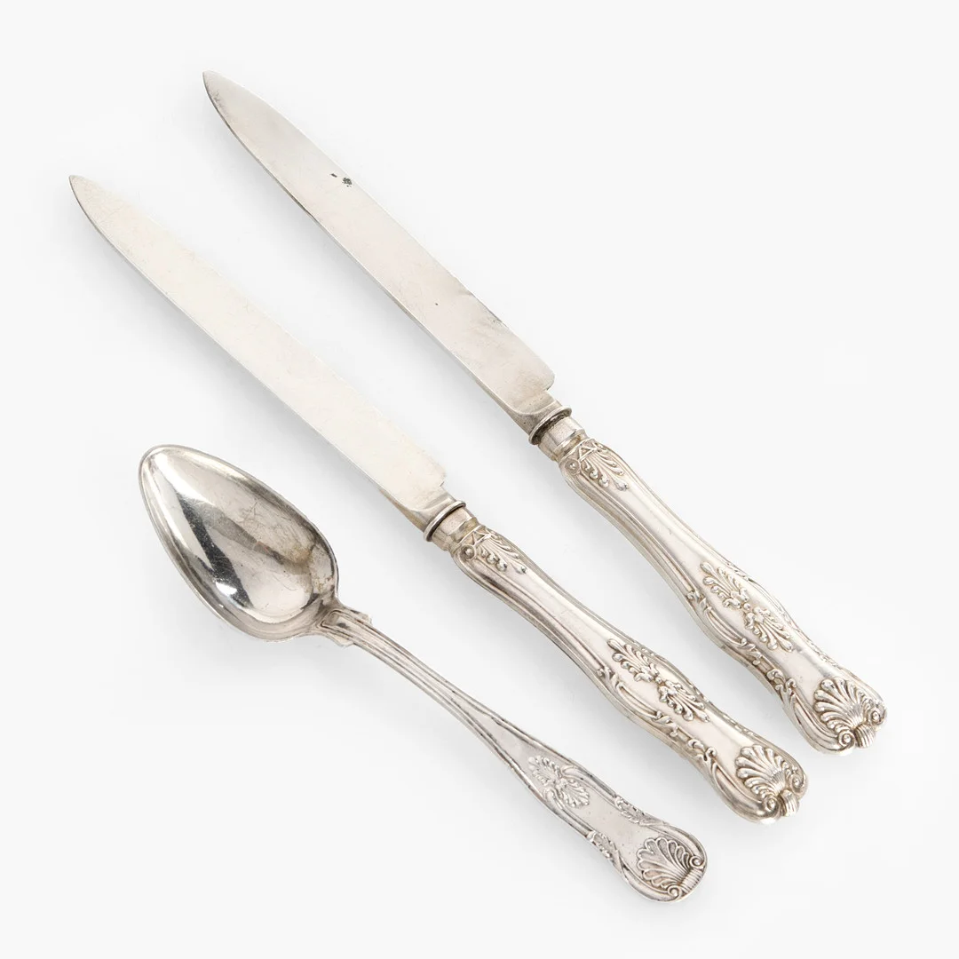 SILVERBESTICK, 3 dlr, delvis med familjen Sparres vapen, olika mästare under 1800-talets mitt. — Silver — Crafoord Auktioner Stockholm