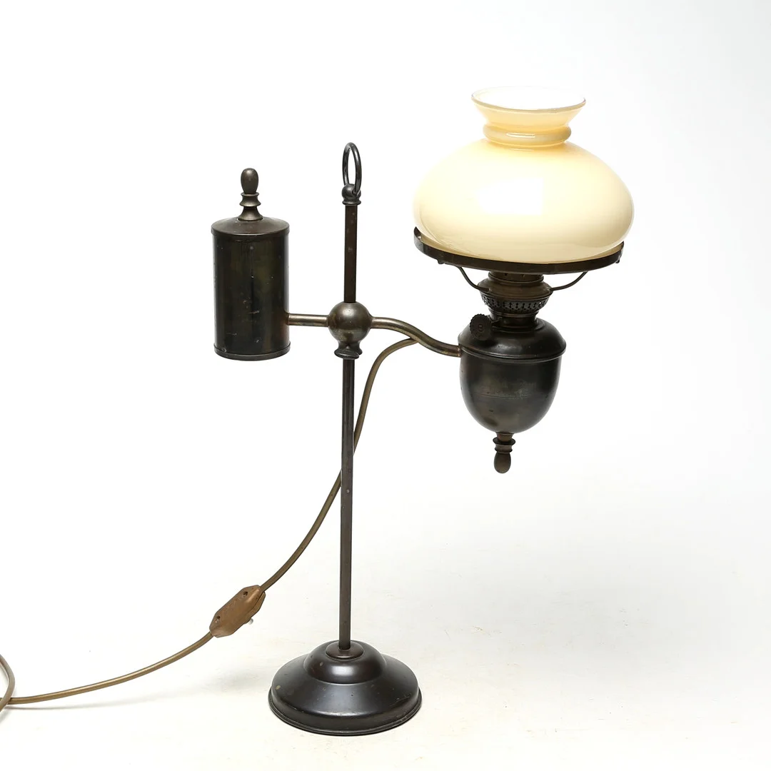 OLJELAMPA, glas/metall, efter antik förebild, 1900-tal. — Table Lamps — Kalmar Auktionsverk