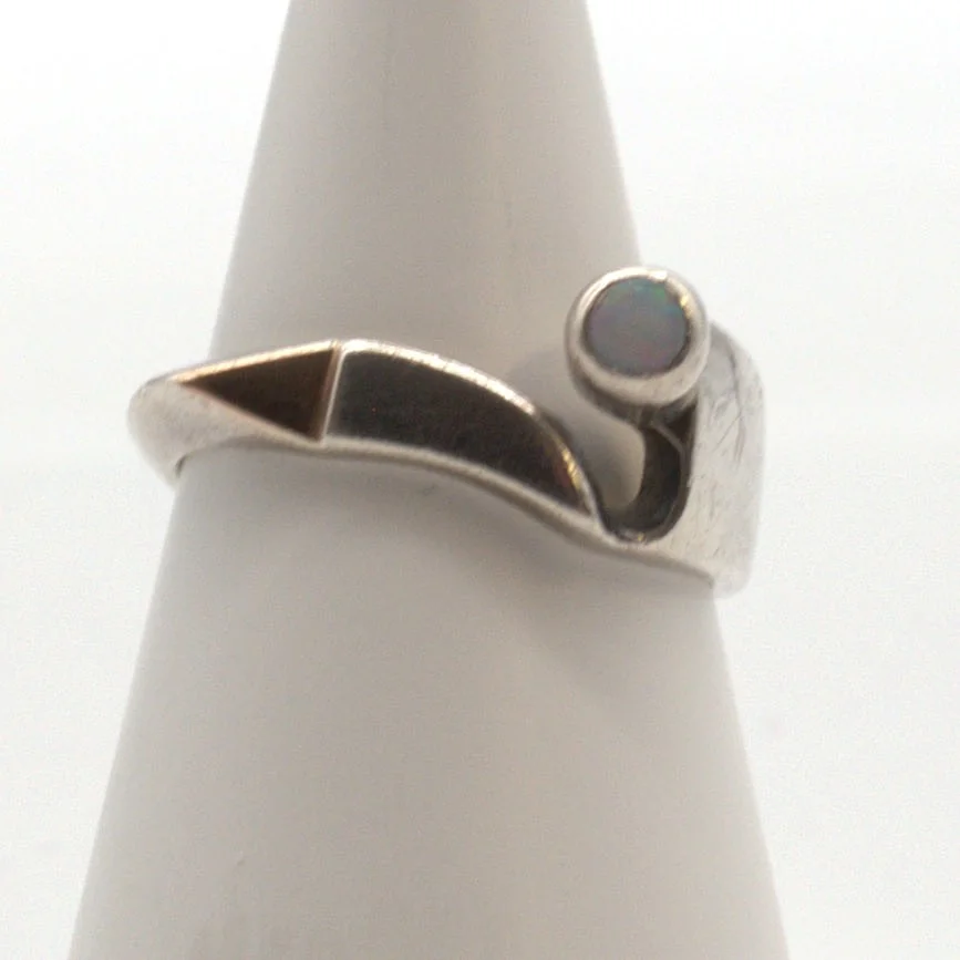 DESIGNER RING STERLING SILBER, MIT OPAL, PUNZIERT, MIT HERSTELLERMARKE. — Rings — Kunst- und Auktionshaus Kleinhenz