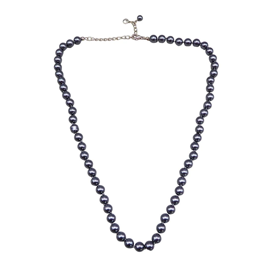 EINSTRÄNGIGE HALSKETTE MIT DUNKELGRAUEN IMITATIONSPERLEN UND LOGO-ANHÄNGER. — Necklace — Auktionshaus Stuber's Hammerschlag