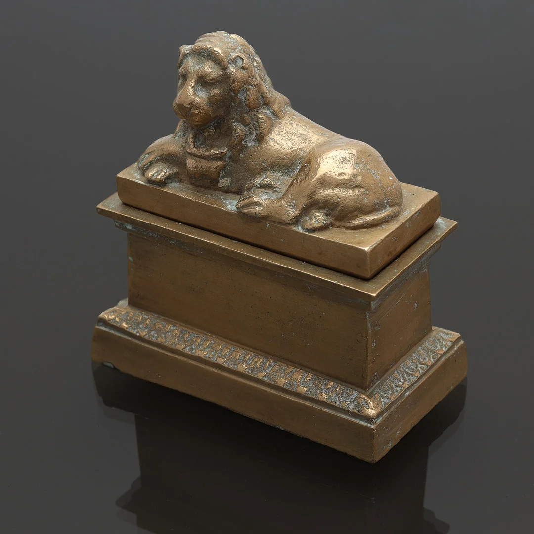 BLÄCKHORN, förgylld brons, krön med lejon, 1800-tal. — Other metals — Auktionsmagasinet Vänersborg