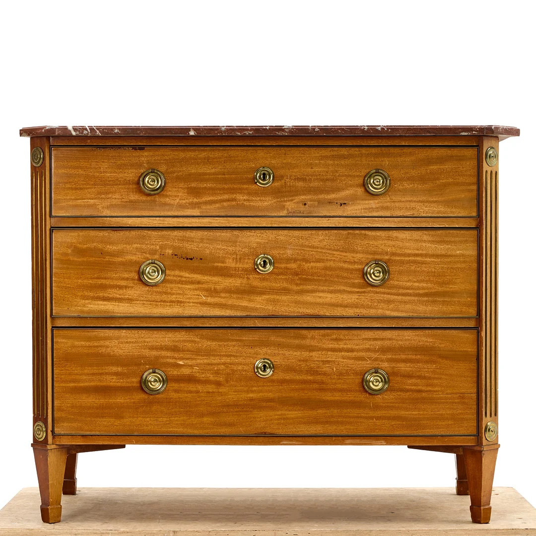 BYRÅ, 1900-talets första hälft, gustaviansk stil, mahogny. — Chests of drawers — Crafoord Auktioner Stockholm