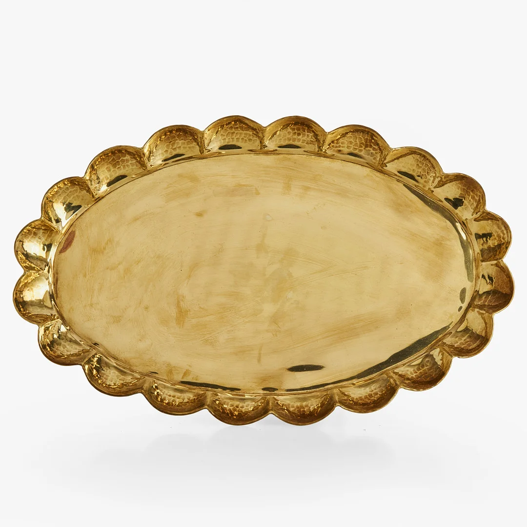 ARVID JOHANSSON. Bricka, Arvika Konstsmide, oval, handdriven mässing, konturerat brätte med hamrad yta. — Pewter, Brass & Copper — Crafoord Auktioner Stockholm