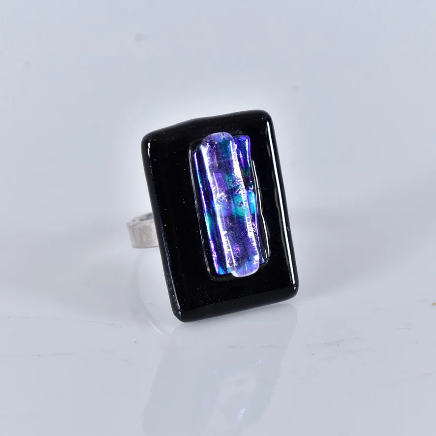RING, modernistisk, akryl och sterlingsilver. — Rings — Halmstads Auktionskammare