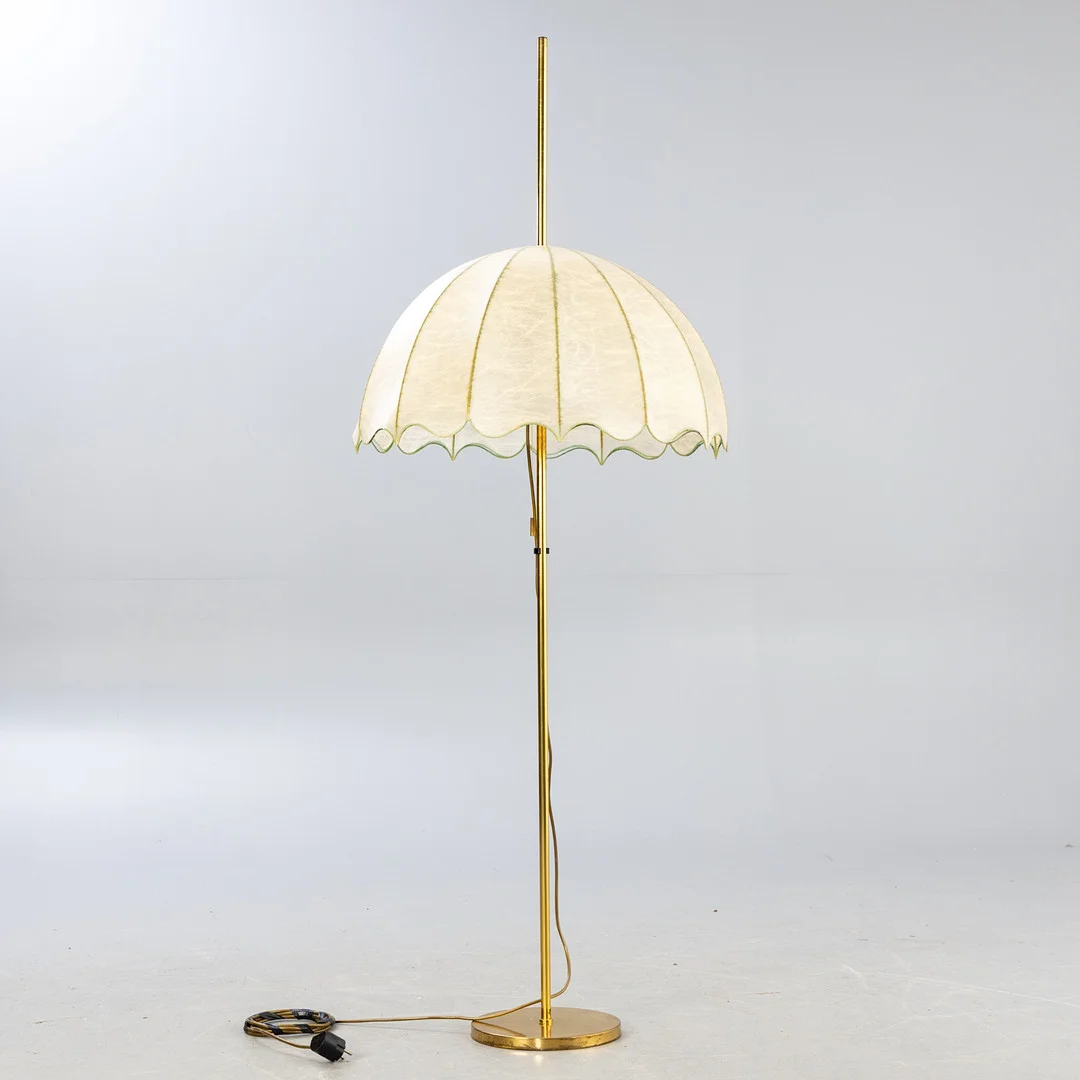 Goldkant, Stehlampe mit Cocoon Lampenschirm aus Fiberglass-Gewebe, 1960er Jahre. — Floor lights — Stockholms Auktionsverk Hamburg