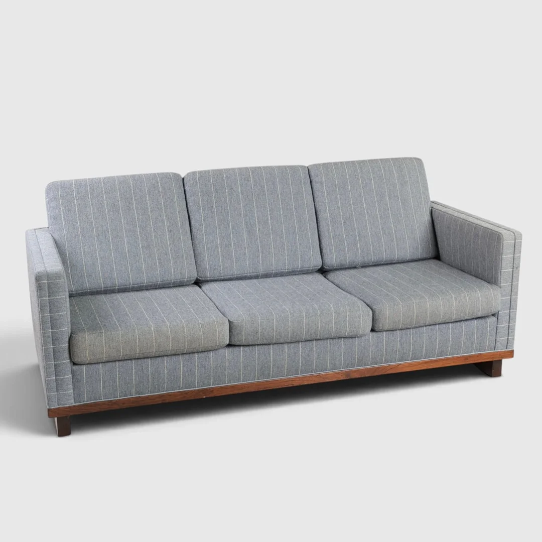 Fritstående tre-pers. sofa betrukket med stribet uld, stel af palisander. Danmark, ca. 1900-tallets midte. — Sofas & Seatings — Woxholt Auktionshus