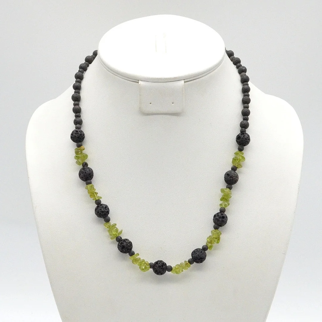 PERLENCOLLIER AUS PERIDOT UND LAVA, AM METALLFADEN MIT VERSCHLUSS, SPÄTE 20. JH., CA. 49 CM. — Necklace — Kunst- und Auktionshaus Kleinhenz