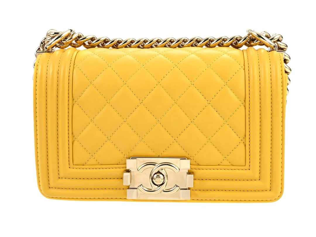 VÄSKA, CHANEL, Boy Bag, gult quiltat lammskinn, guldfärgade beslag, 20x11x6 cm, hologrammärkt 25616807, år 2018-2019, cert, dustbag. — Accessoarer/Väskor — Kaplans