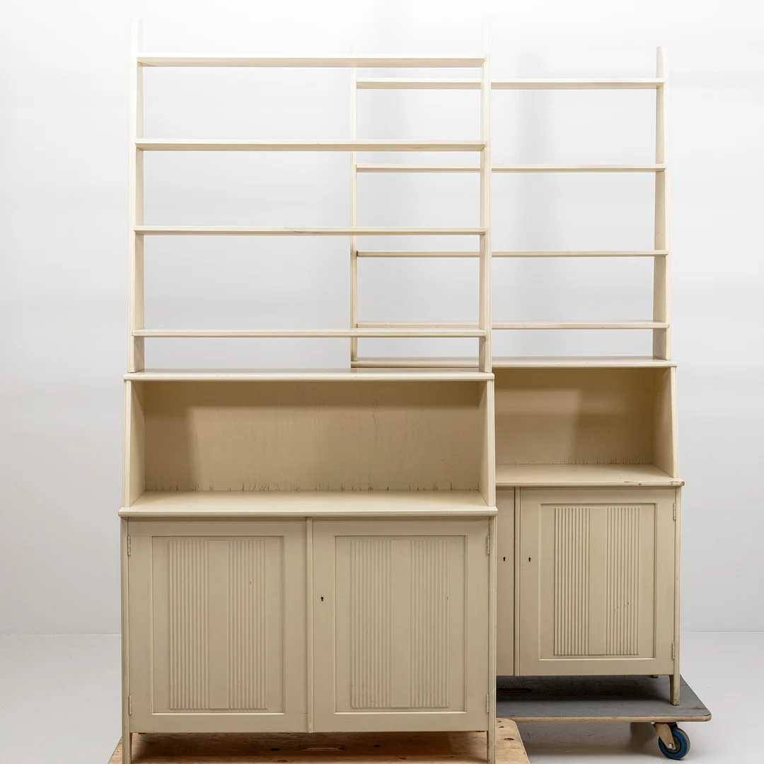 CARL MALMSTEN. Bokhyllor, ett par, "Vardags", Åfors, vitlackerat trä, 1900-tal. — Cupboards, Cabinets & Shelves — Auktionshuset Kolonn