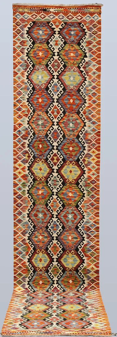 MATTA, Kelim, gallerimodell, cirka 400 x 82 cm. — Oriental Carpets & Textiles — RA Auktionsverket Norrköping