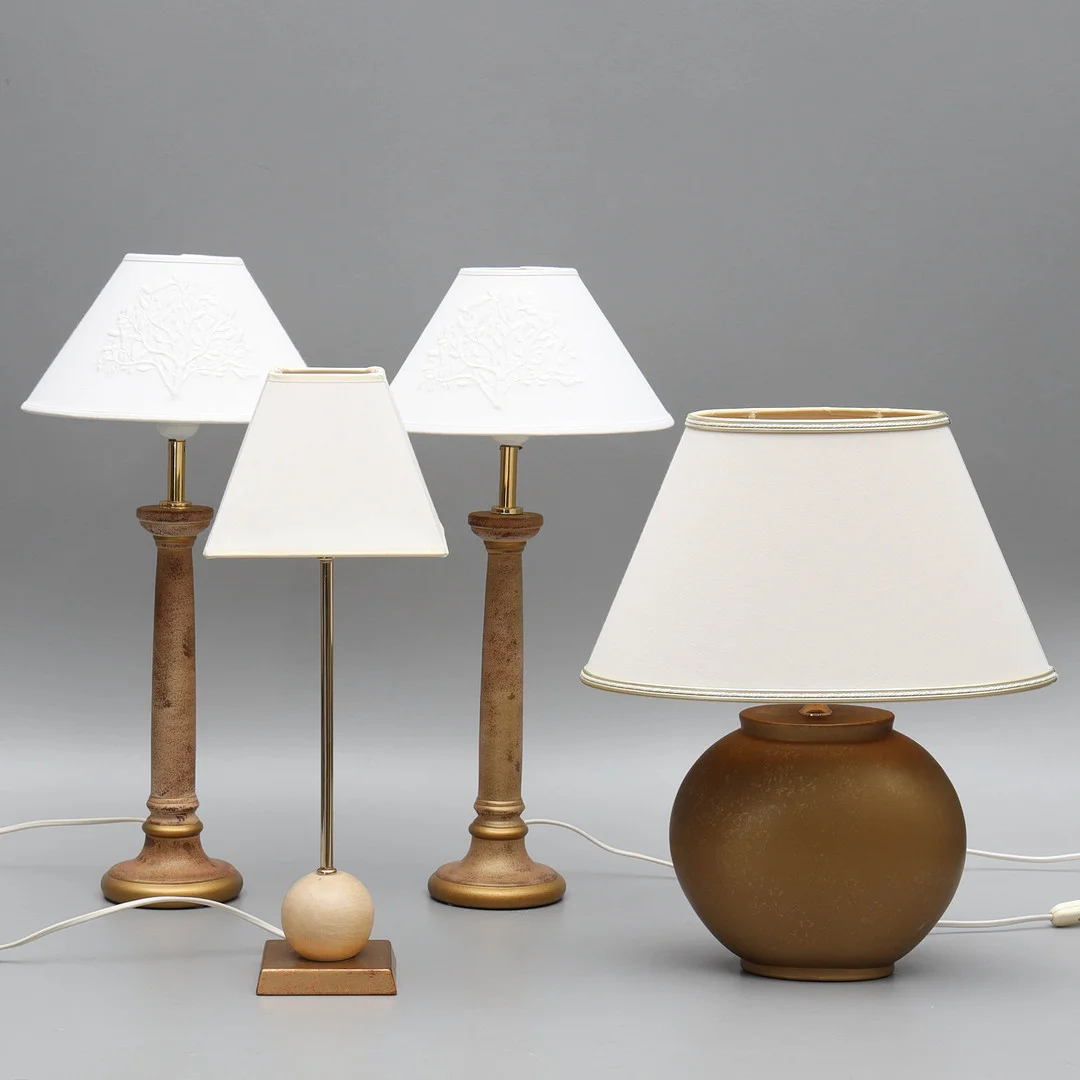BORDSLAMPOR, 4 st, bemålad konstmassa, 2000-tal. — Table Lamps — Auktionsmagasinet Vänersborg