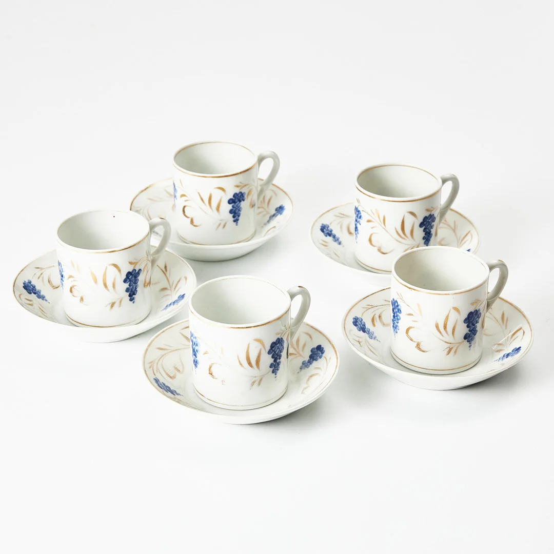 KAFFEKOPPAR med fat, 5 st., porslin, 1800-talets första hälft, sannolikt Frankrike. — European — Stockholms Auktionsverk Magasin 5