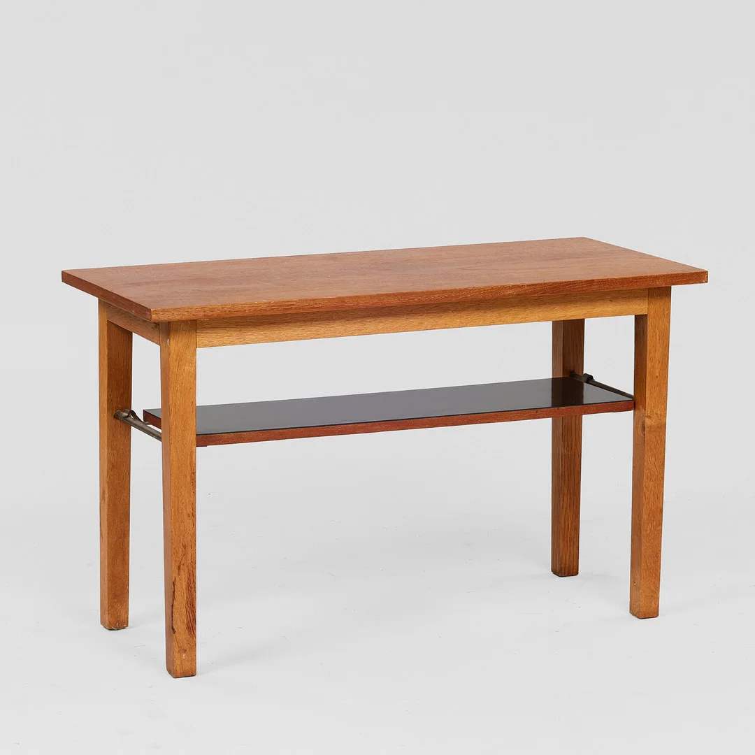 Lille sofabord / sidebord af teak, eg og sort formica, 1950-60'erne, Danmark. — Coffee Tables — Palsgaard Kunstauktioner