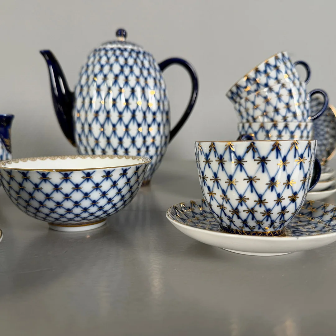 LOMONOSOV, Kaffeservis, 19 dlr, "Cobolt Net"/"Kobolt nät", porslin, design Seraphina Jakowlewa för Lomonosov, formgiven 1949, handmålad dekor i nätmönster i koboltblått och guld. — Rest of the world — Skandia Auktion