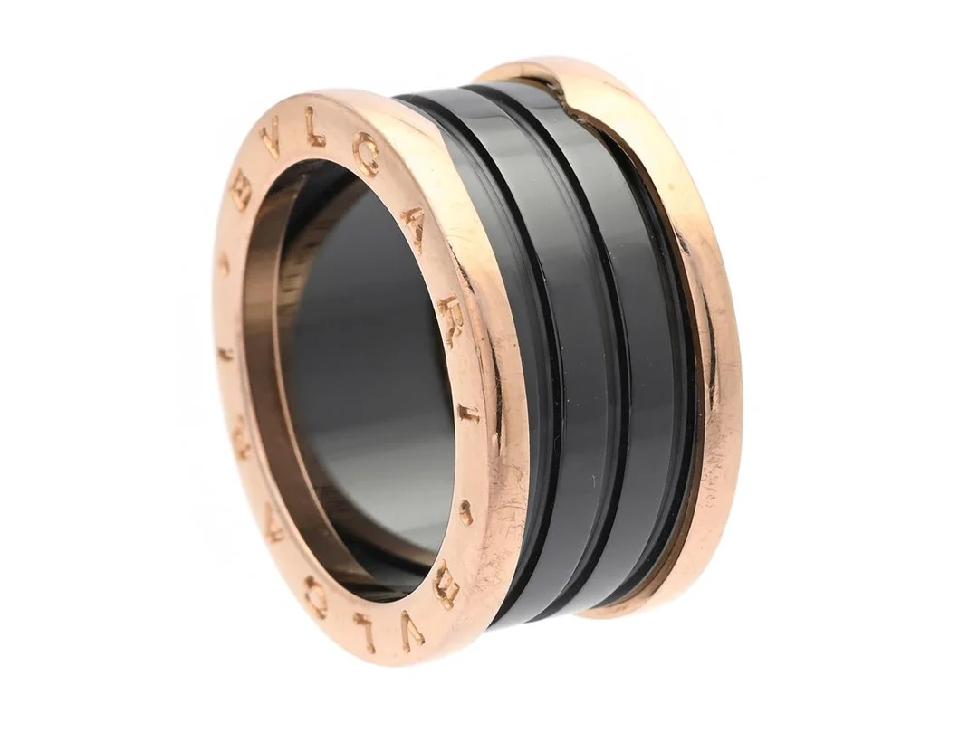 BVLGARI, B.zero1, ring, 18K roséguld, svart keramik, 4 band, serienr A8H7EE, stl 57 (ca 18 mm), vikt 11,4 g, etui, ytterkartong. — Smycken/Ring — Kaplans