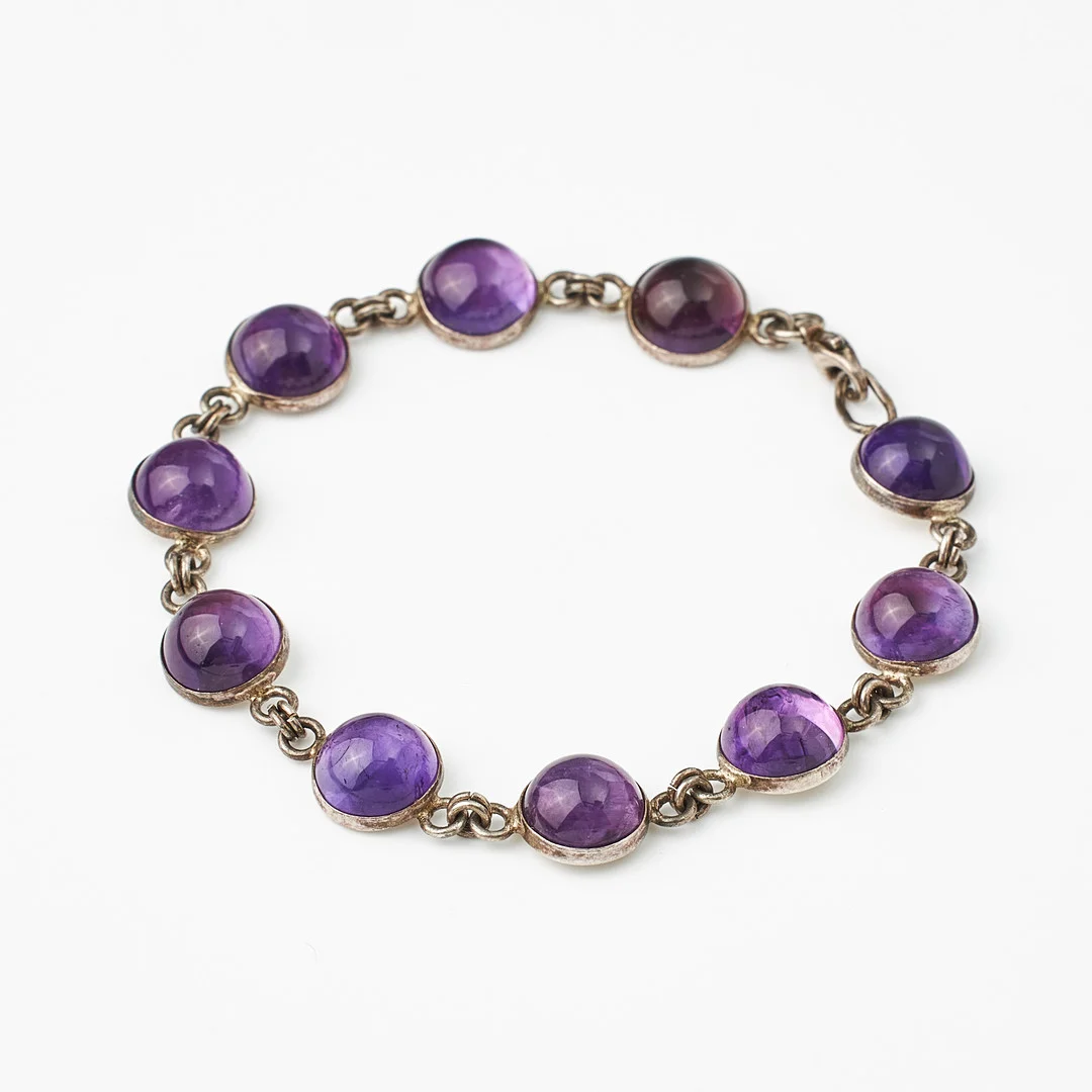 ARMBAND, sterlingsilver, 10 cabochonslipade ametister. — Bracelets — Stockholms Auktionsverk Magasin 5