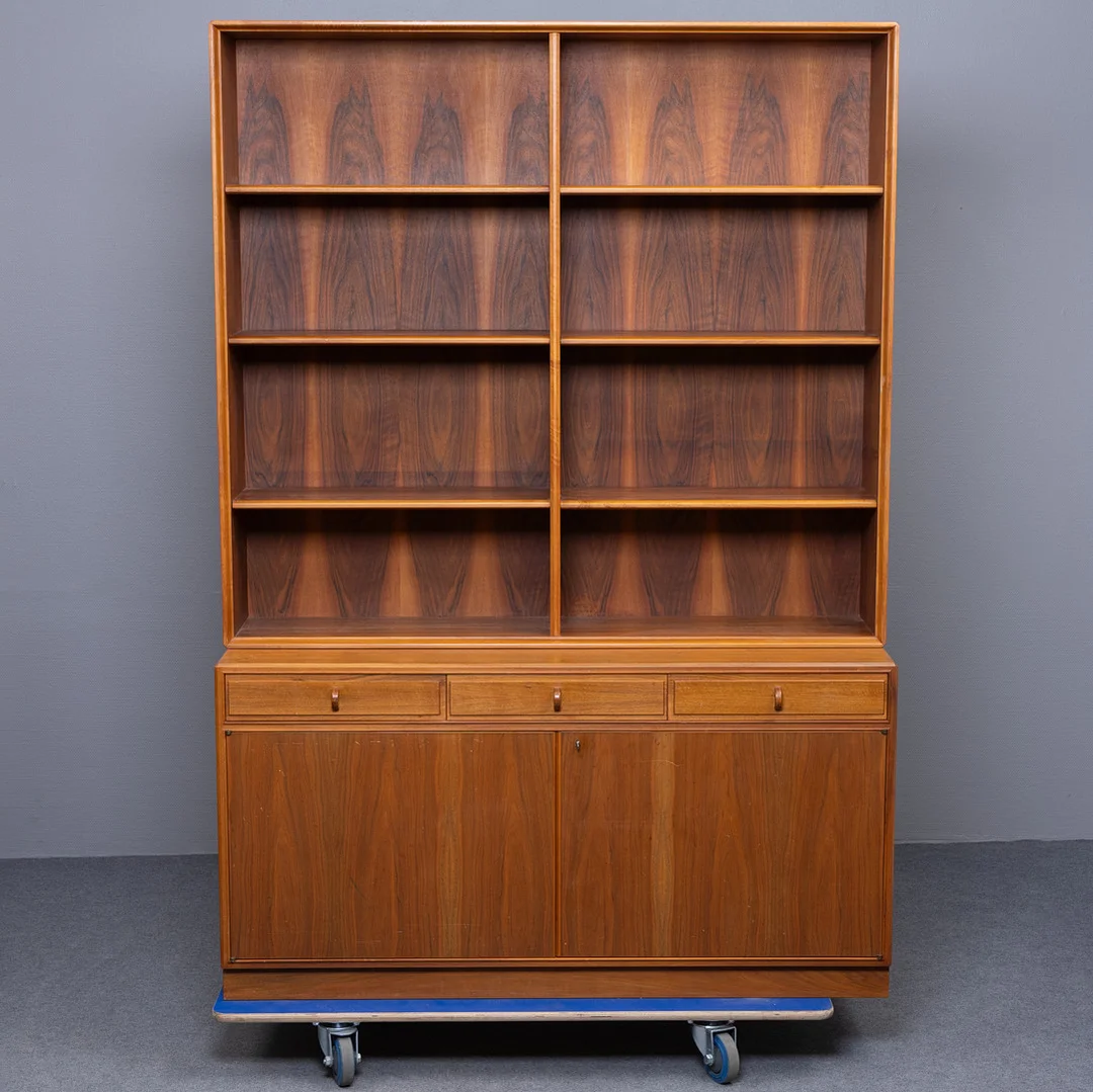 BERTIL FRIDHAGEN. BOKHYLLA "FACETT" VALNÖT, BODAFORS, 1960-TAL, 2-DELAD. — Cupboards, Cabinets & Shelves — Auktionskammaren Sydost Kalmar