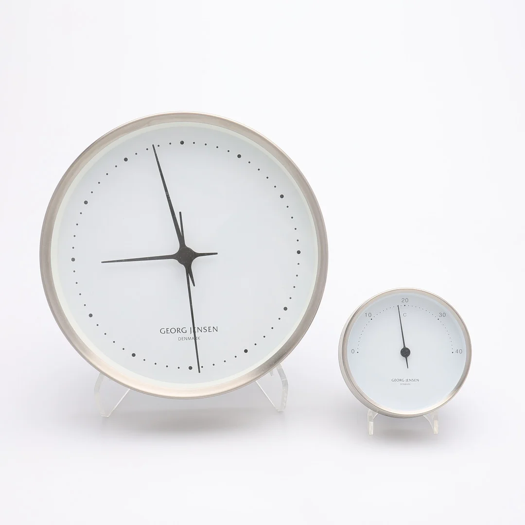 HENNING KOPPEL. EN VÄGGKLOCKA & EN TERMOMETER, ROSTFRITT STÅL, "KOPPEL", QUARTZVERK, GEORG JENSEN, DANMARK. — Wall Clocks — Crafoord Auktioner Lund