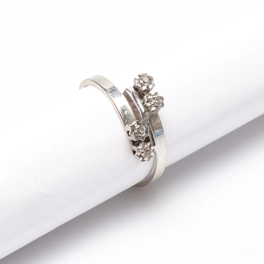 RING, 18K, Guld, med fyra vita stenar. Vikt ca 2.6 gram. — Rings — Gomér & Andersson Linköping
