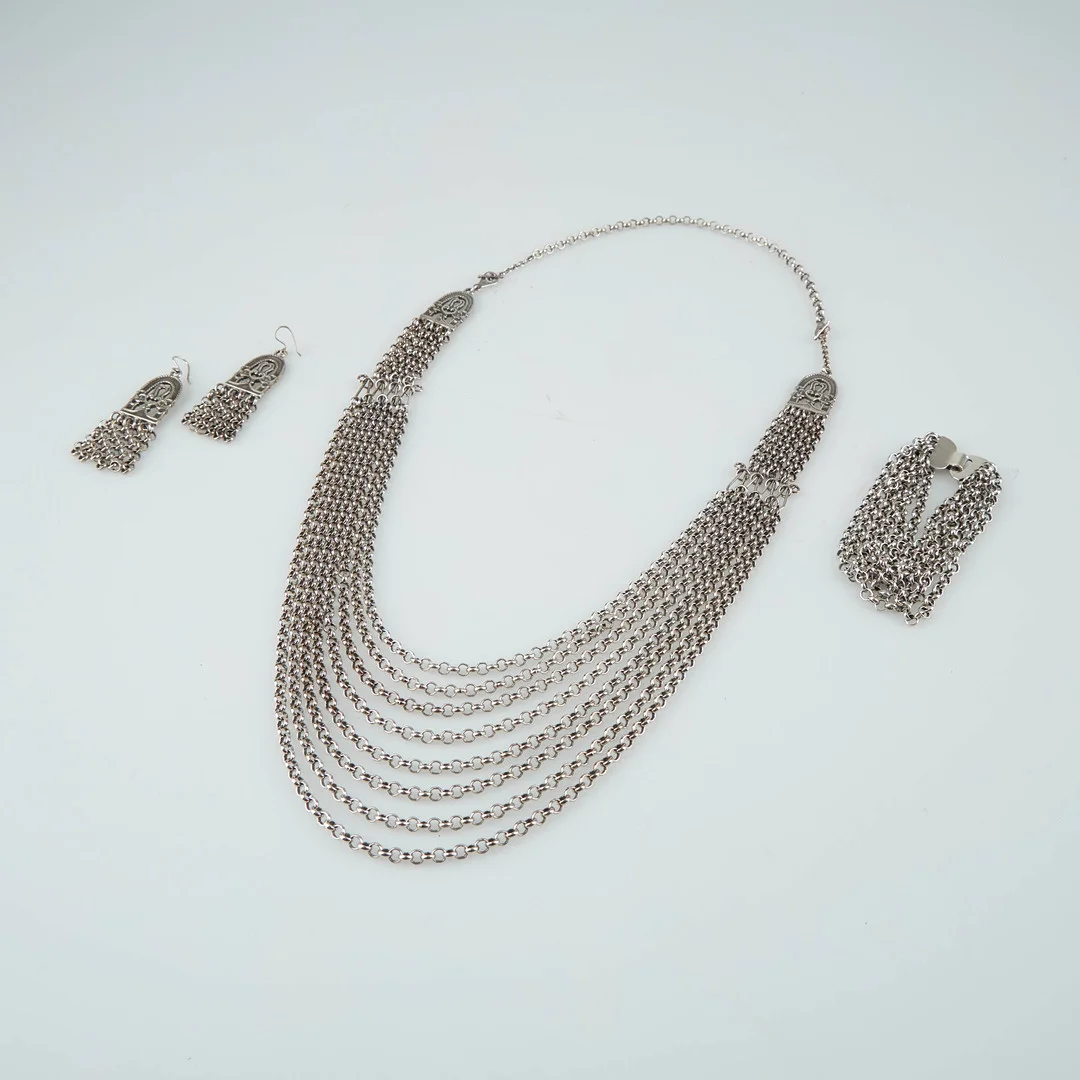 SMYCKESSET, "Hämäläisemännän juhlakäädyt", 4 delar, försilvrad brons, Kalevala Koru. — Jewellery Suites — Stockholms Auktionsverk Helsinki