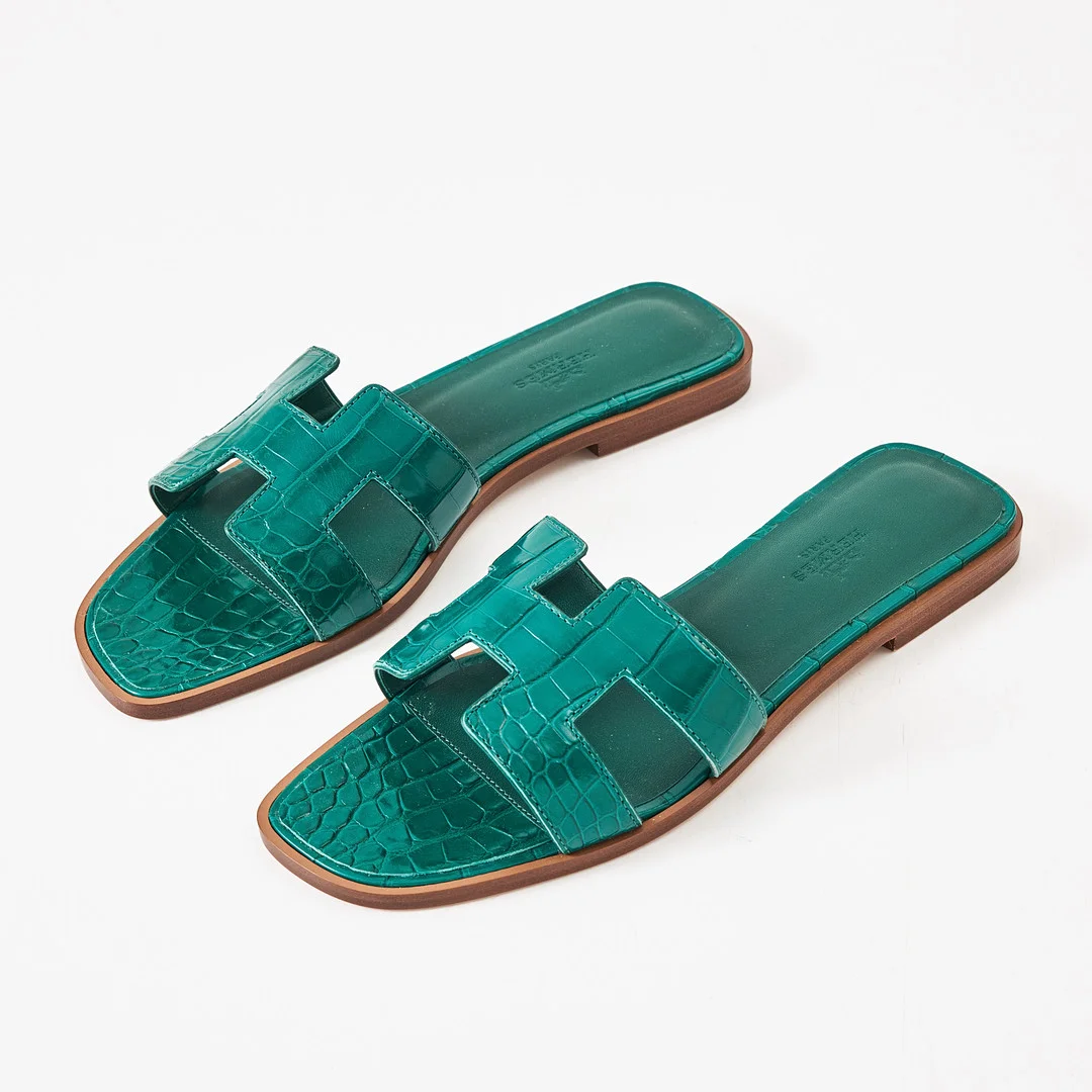 HERMÈS, "Oran sandals", smaragdgröna, patenterat krokodilskinn, storlek 38 1/2. — Vintage & Designer Fashion — Stockholms Auktionsverk Magasin 5