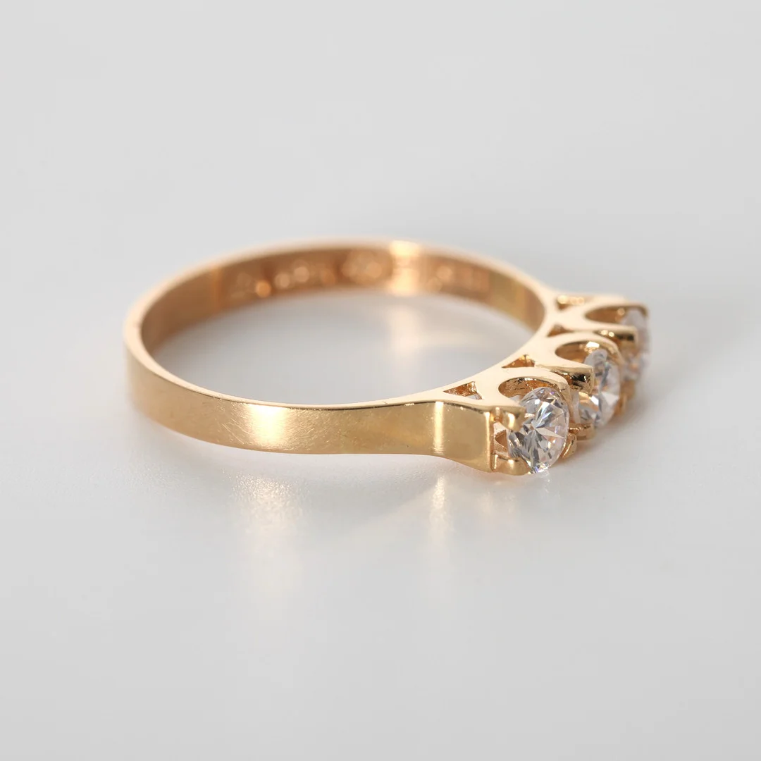RING MED VITA STENAR, 18K guld, 1964. — Rings — Auktionsverket Engelholm