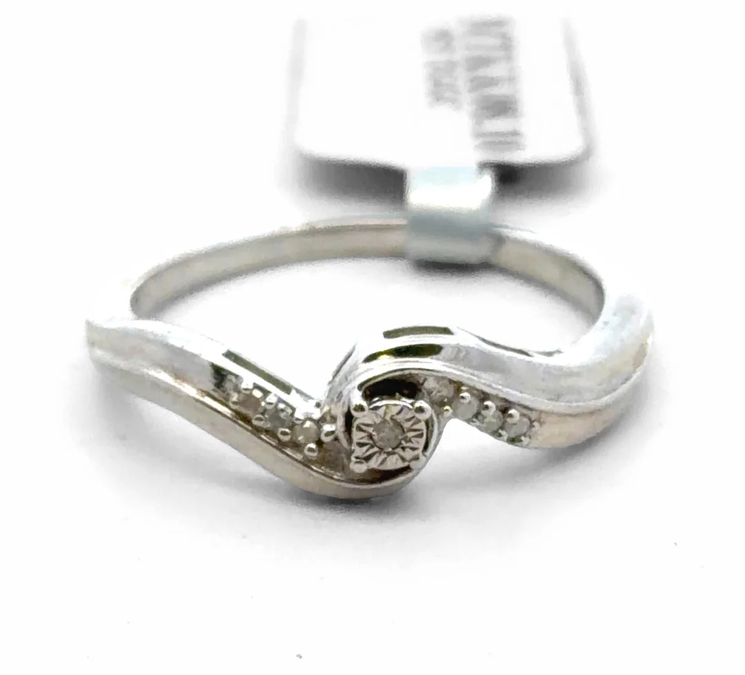 SILVER AND DIAMOND TWIST RING. — Rings — Griffin’s Auctioneers