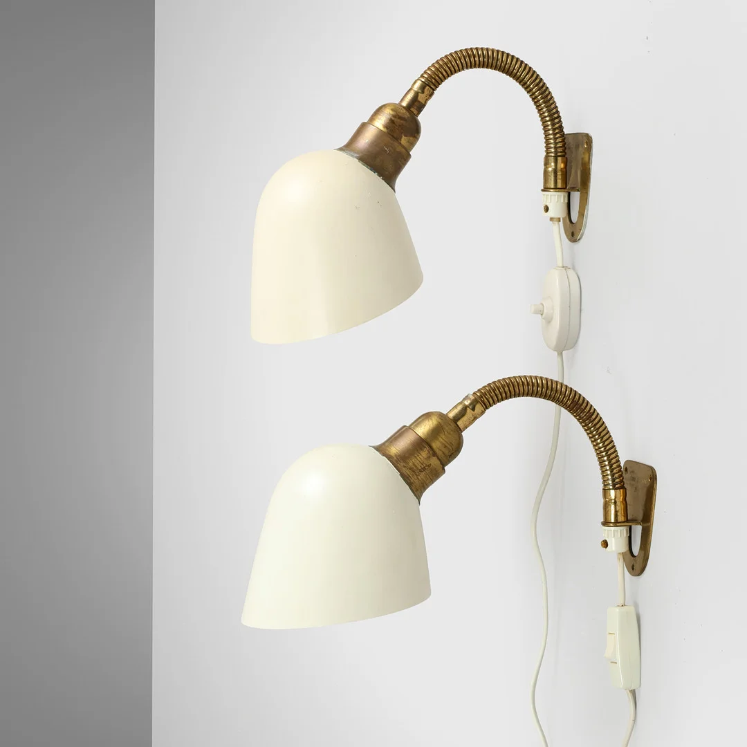 BERTIL BRISBORG. Et par væglamper af messing og hvidlakeret metal, "Triva", modelnr 533006, Nordiska Kompaniet, Sverige, 1950'erne, (2). — Wall Lights — Palsgaard Kunstauktioner