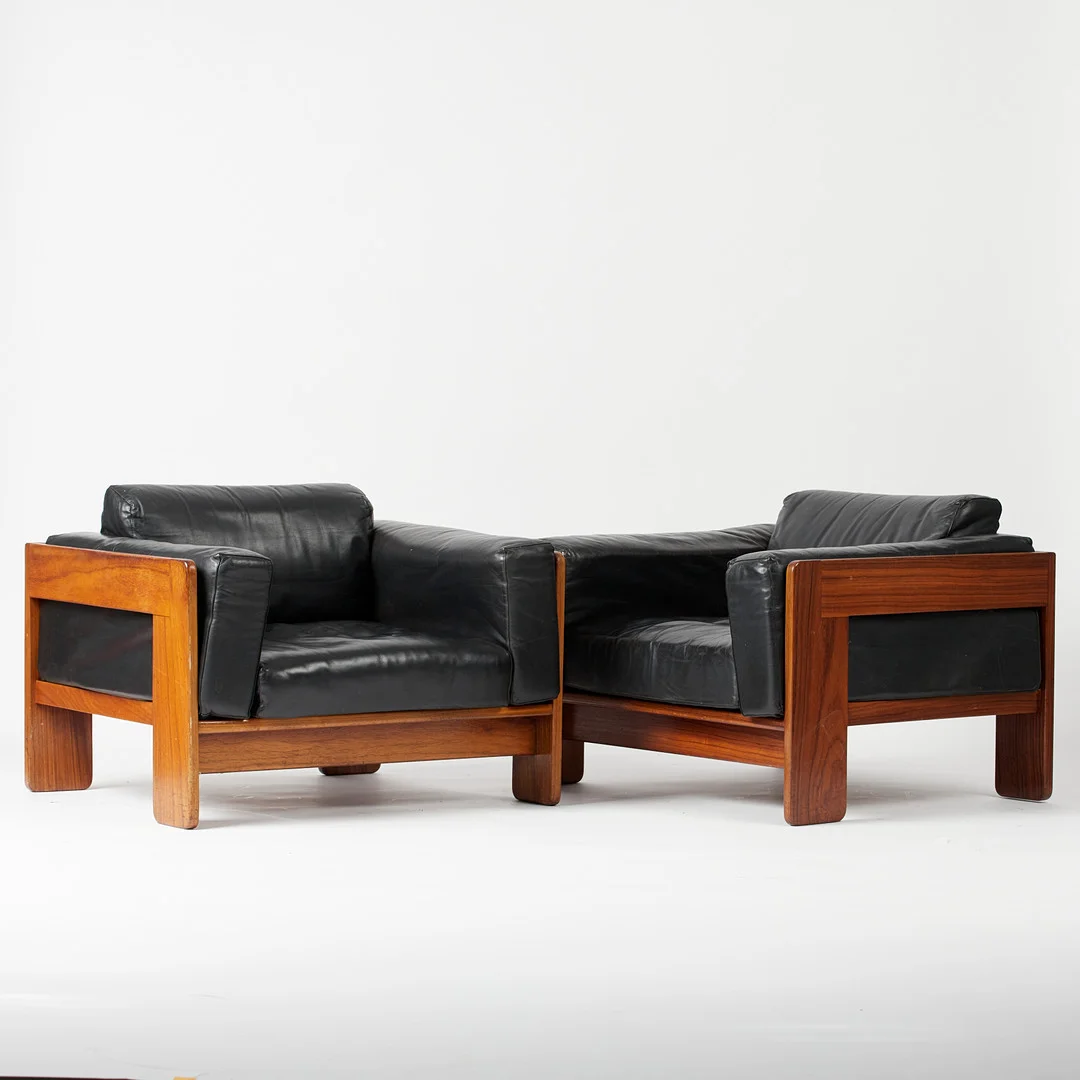TOBIA & AFRA SCARPA. Gavina / Knoll, Paar Sessel / Lounge Chairs, Modell 'Bastiano', Esche, Leder, Entwurf 1962, Italien. (2). — Armchairs & Chairs — Stockholms Auktionsverk Köln