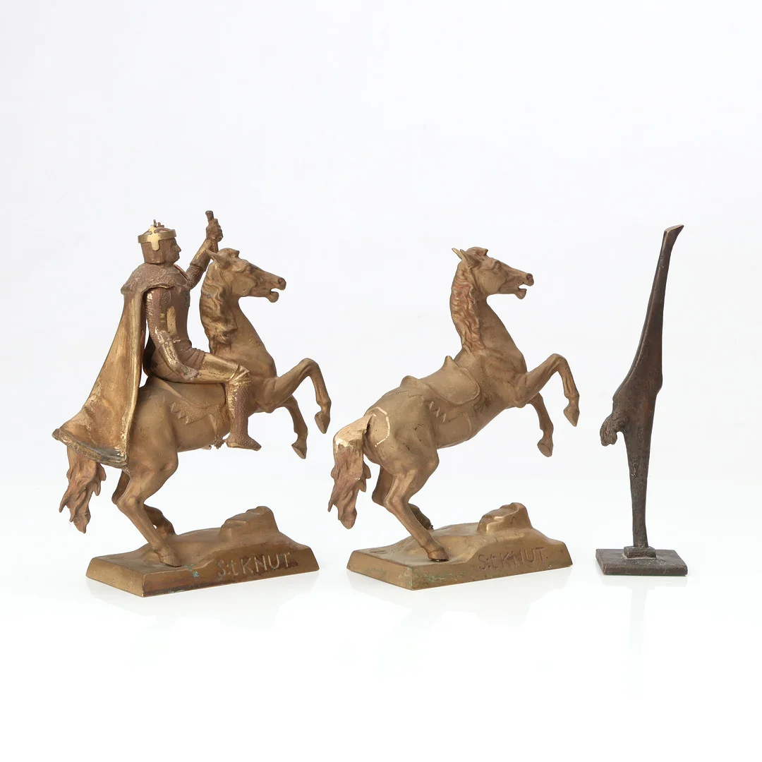 VIKTOR PRAZNIK. SKULPTURER, TRE ST. Brons. Hästar med en ryttare samt abstrakt fågel. Samtida tillverkning. — Sculptures & Bronzes — Skånes Auktionsverk