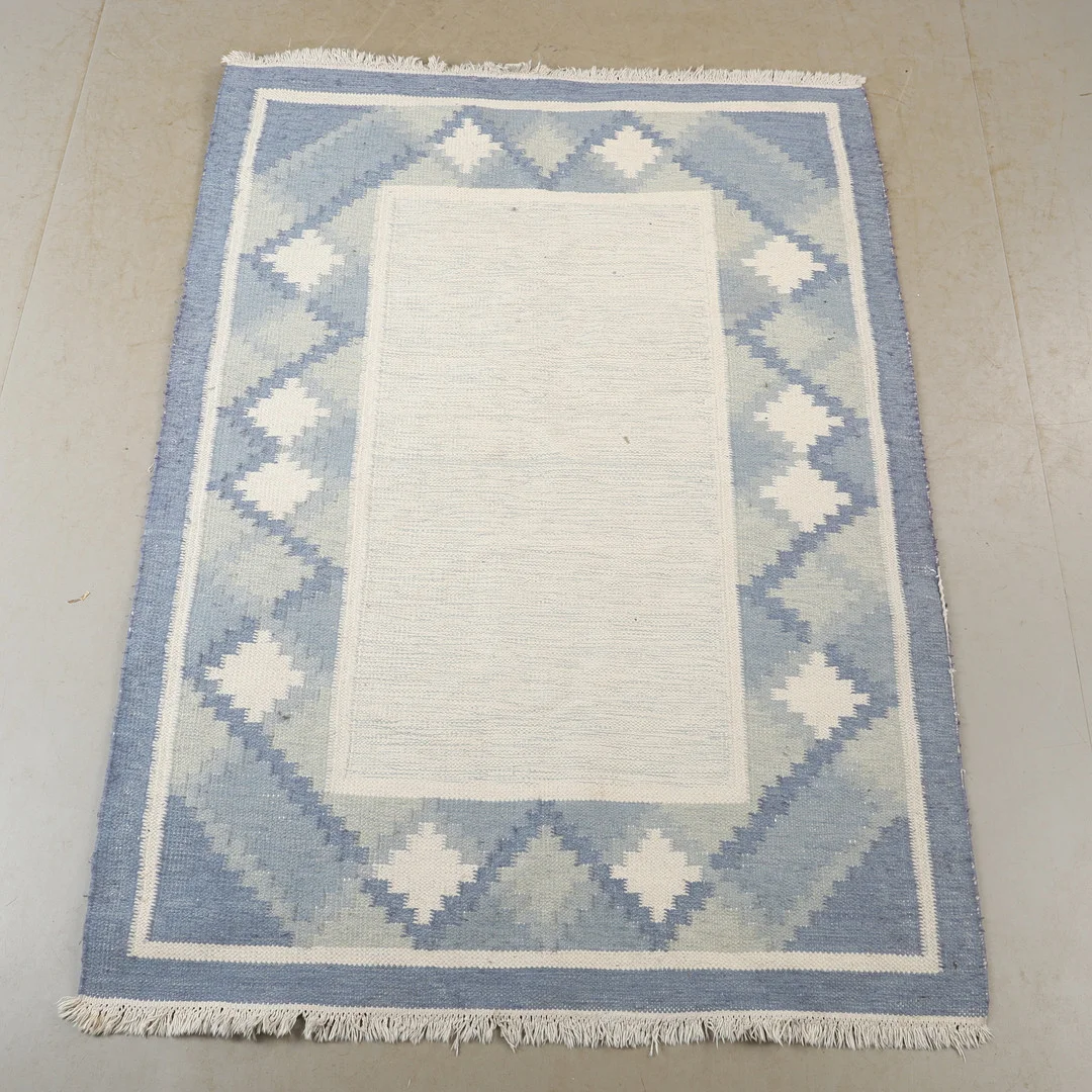 MATTA, rölakan, 200 x 145 cm. — European Carpets & Textiles — Helsingborgs Auktionskammare