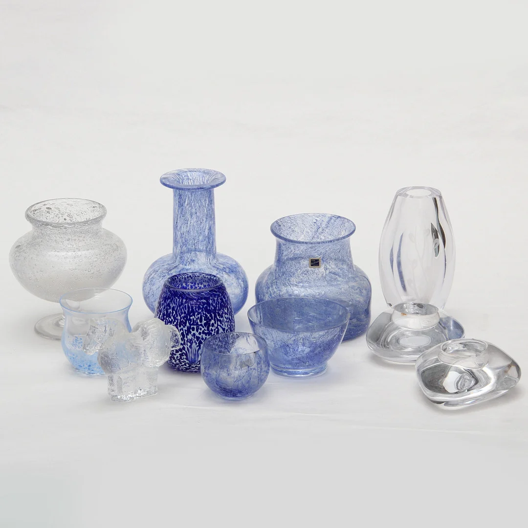 GLASFÖREMÅL, 11 st, bland annat Björkshult och Höglund. — Art glass — Kalmar Auktionsverk