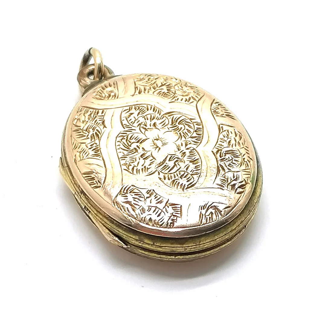 ANTIQUE LOCKET W/ ENGRAVED DETAIL. — Brooches & Pendants — Acreman St Auctioneers & Valuers