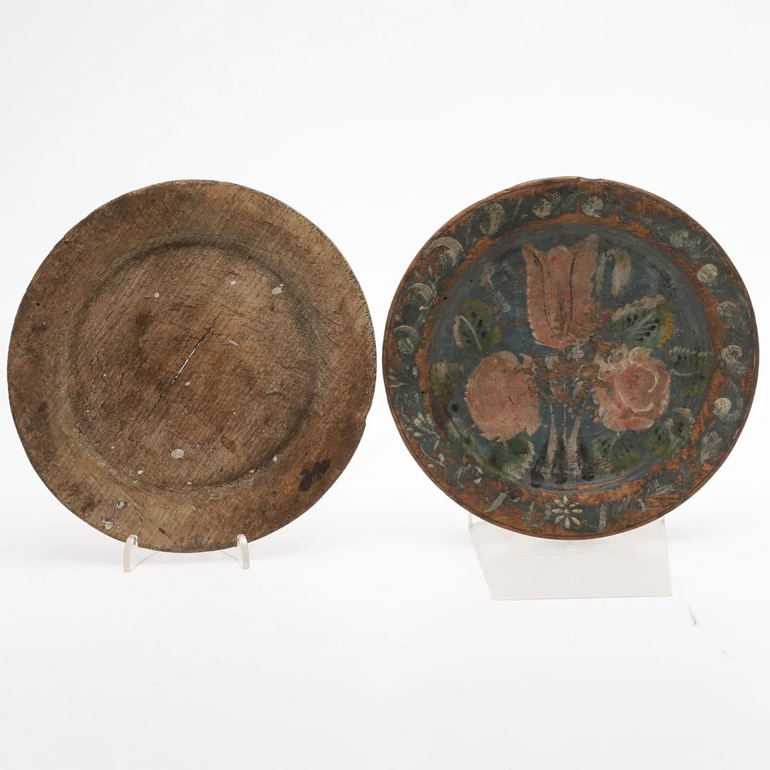 TALLRIKAR. 2 st allmoge, trä, monogrammärkta, 17/1800-tal. — Bowls & Boxes — Örebro Stadsauktioner