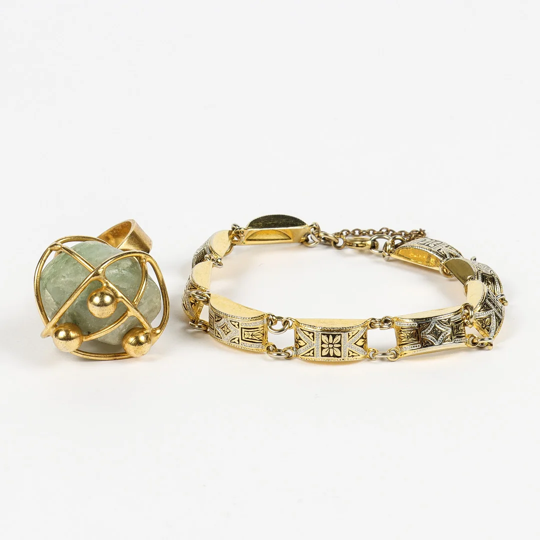 ARMBAND OCH RING, förgylld metall. — Costume Jewellery — Karlstad Hammarö Auktionsverk