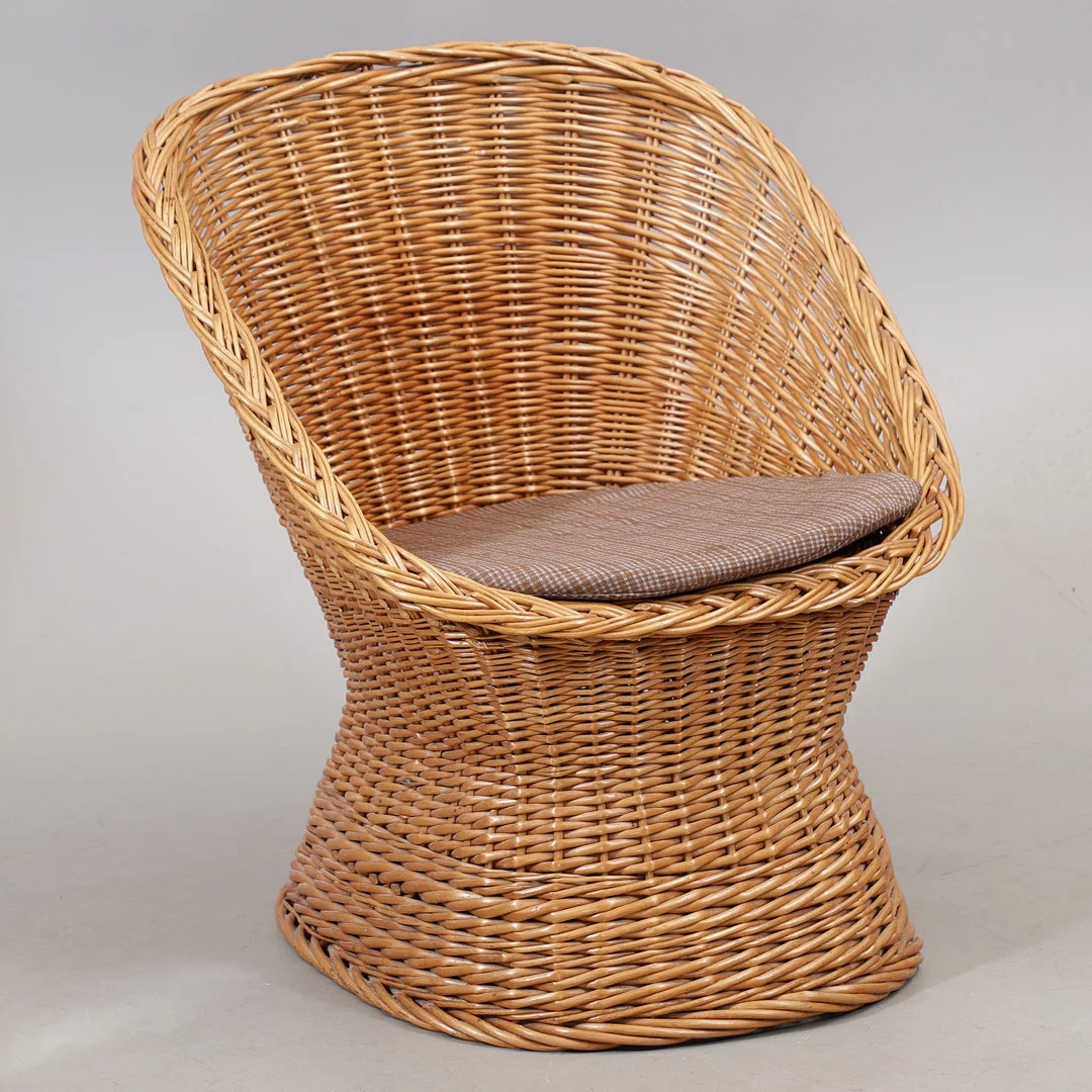 KORGSTOL, 1900-talets andra hälft. — Armchairs & Chairs — Växjö Auktionskammare