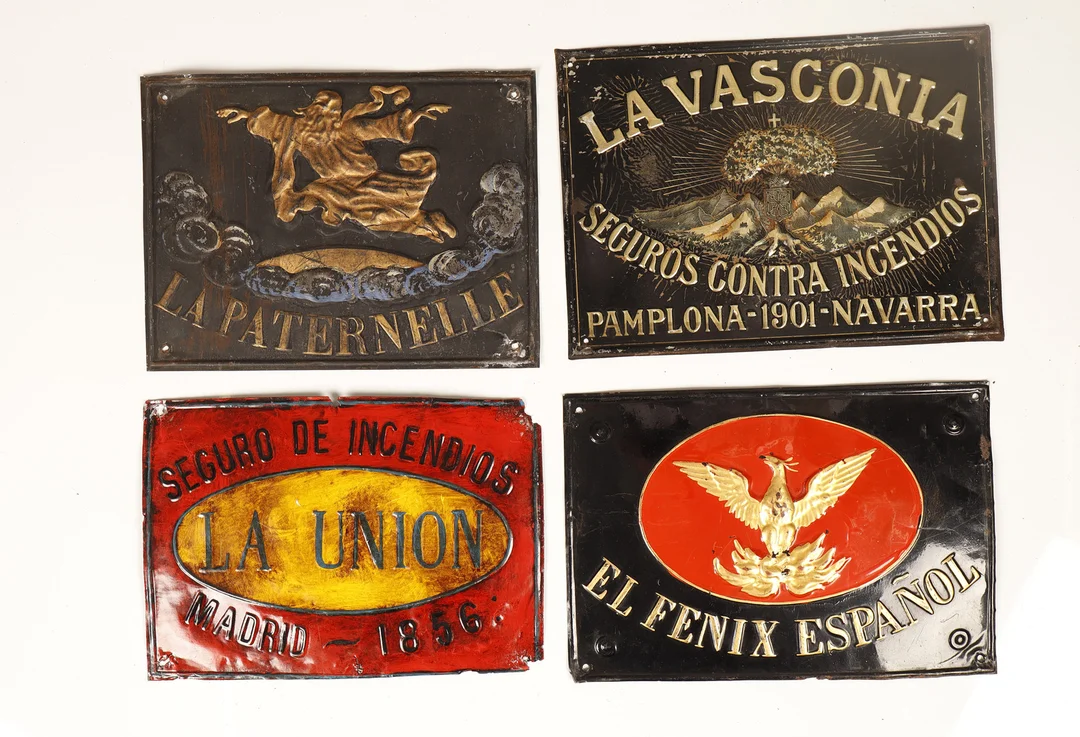 La Vascania y otras. 4 placas publicitarias en hojalata estampada y pintada. — Other collectables — Barcelona Auctions