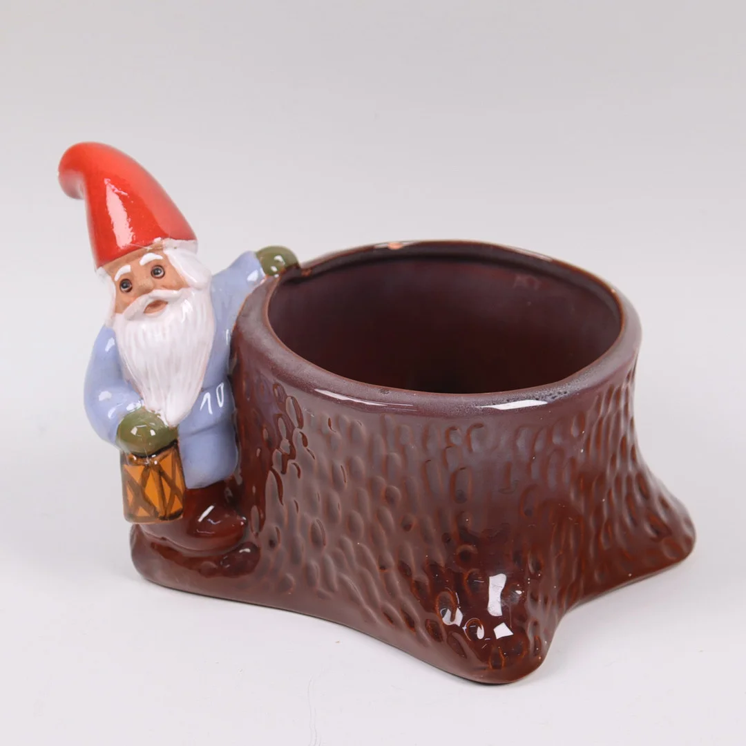 ROLF BERG. kruka med tomte, keramik. — European — Markus Auktioner