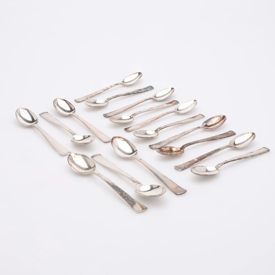 JACOB ÄNGMAN. SKEDAR, 6+10 STYCKEN, "ROSENHOLM", GAB, TOTAL VIKT 222 GRAM. — Silver — Crafoord Auktioner Lund