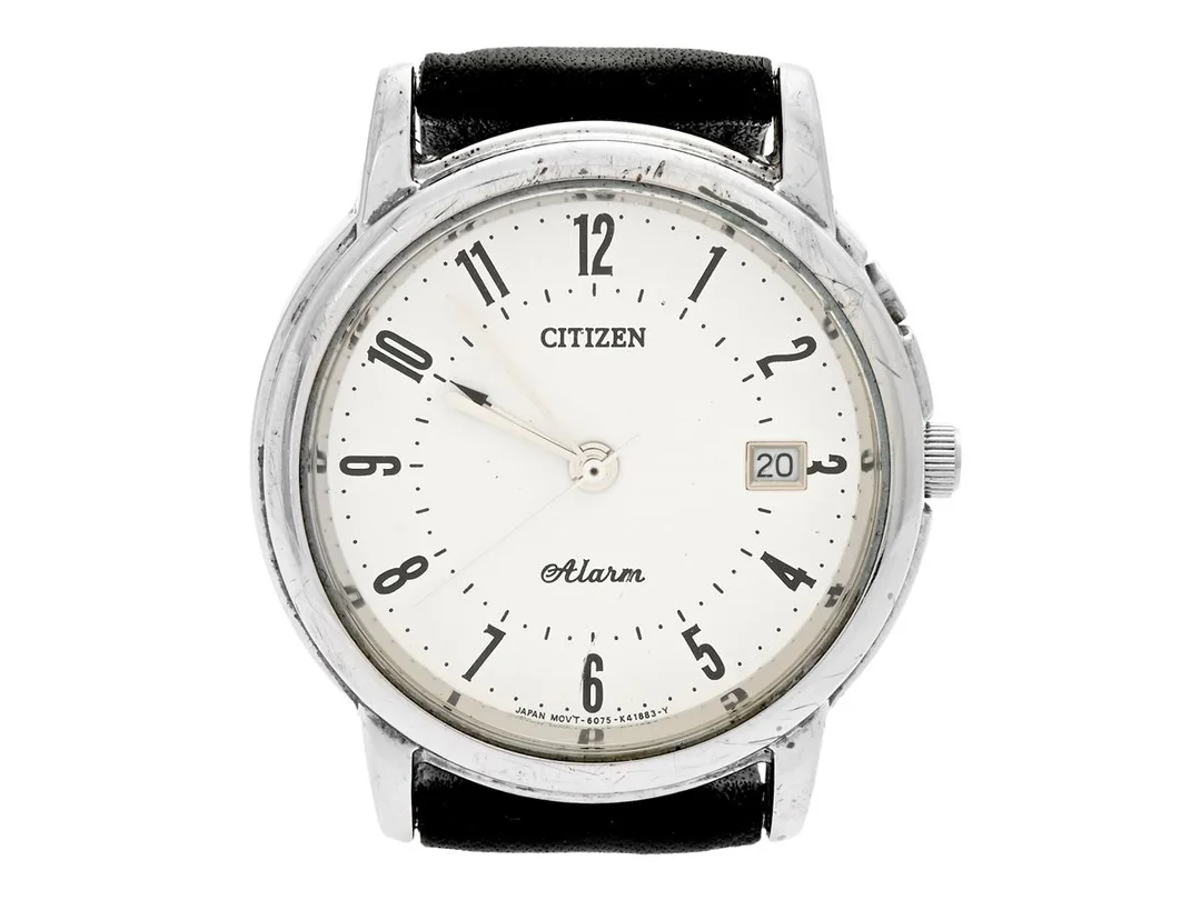 CITIZEN, Alarm, Boett nr. 6075-K13301 CK / 961417, herrur, 35 mm, vitmetall, quartz, mineralglas, datum, alarm (defekt), läderband, ca 1995. — Klockor/Citizen — Kaplans