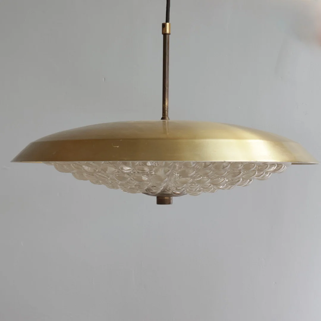 CARL FAGERLUND. Loftlampe af messing og glas. Udført hos Orrefors. Sverige, 1960-70'erne. — Ceiling lights — Woxholt Auktionshus