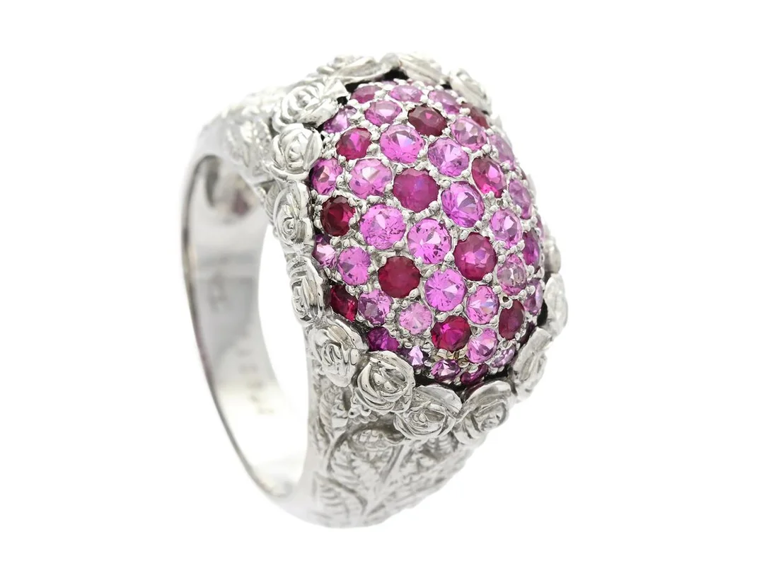 CARRERA Y CARRERA, ring, 18K vitguld, rosa safirer, rubiner, serienr 316692, stl 17,5 mm, vikt 12,7 g, några stenar med nagg. — Smycken/Ring — Kaplans
