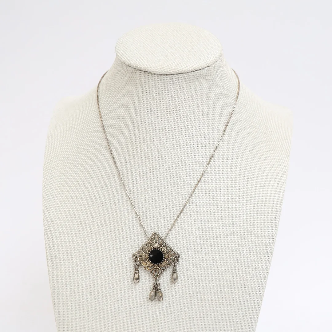 HALSBAND MED HÄNGE, halsband av silver, behängd med dekorer. — Necklace — Falun Auktionsbyrå