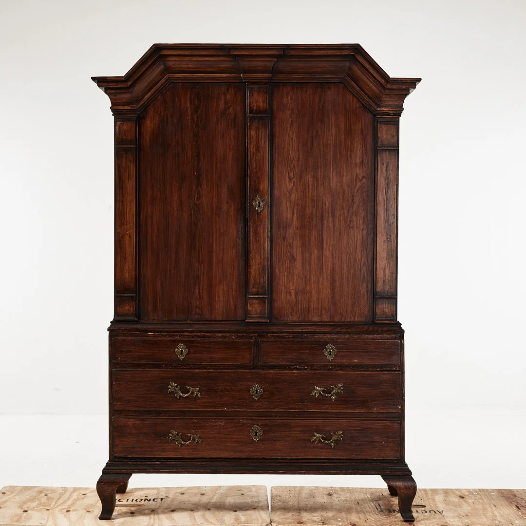 SKÅP, 2 delat, 1700-tal, rokoko, betsad furu, brutet krön, invändigt med hyllor, nederdel med lådor, beslag i mässing. — Cupboards, Cabinets & Shelves — Stockholms Auktionsverk Magasin 5
