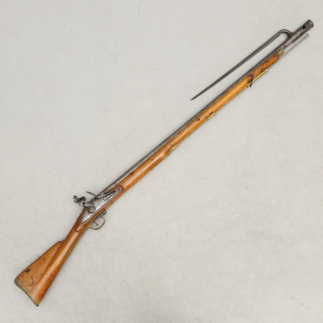 FLINTLÅSGEVÄR, brittiskt-svenskt, s k subsidiegevär, Tower, 1800-tal, med bajonett. — Guns & Rifles — Crafoord Auktioner Malmö