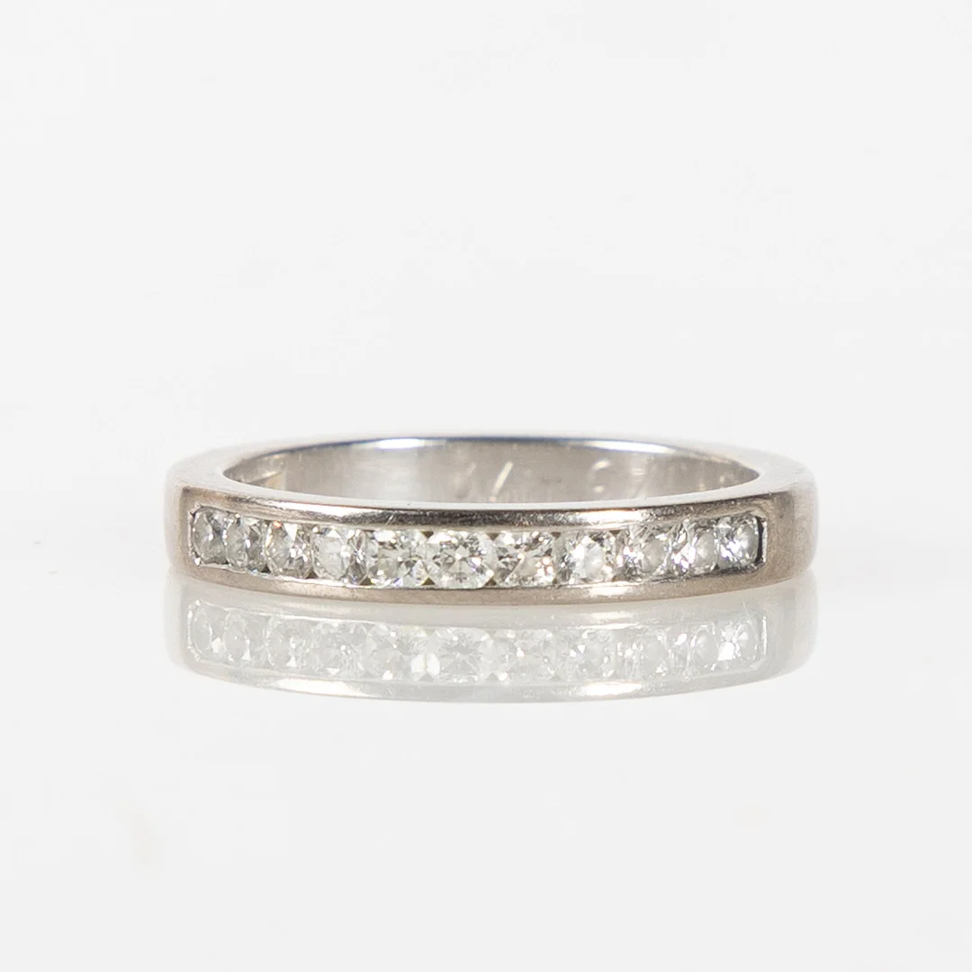 RING, 18K vitguld med briljantslipade diamanter, totalt ca 0.33 ct, David Harper, Stockholm. — Rings — Stockholms Auktionsverk Helsingborg